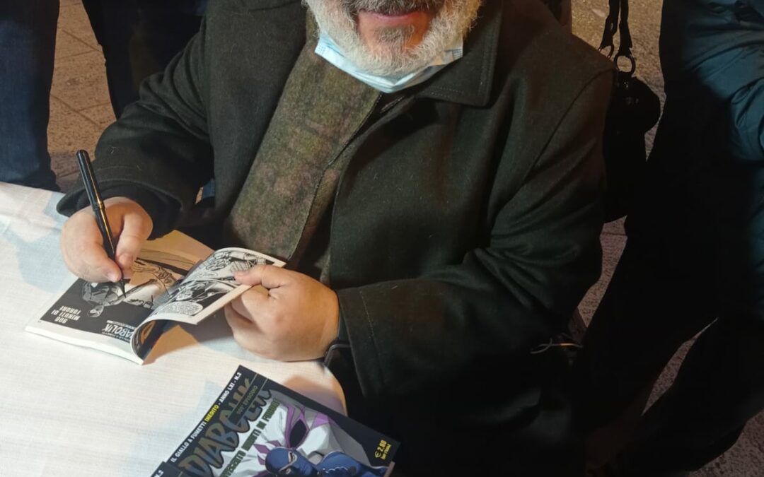 Matera, bagno di folla all’edicola Futura in piazza Vittorio Veneto per il firmacopie di Diabolik 900 con Giuseppe Palumbo