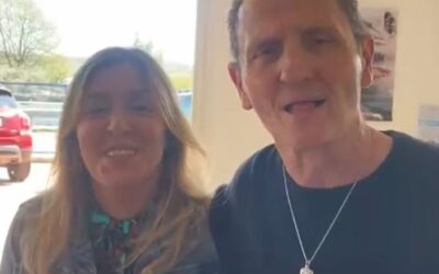 L’attore Enzo Salvi sulla costa Jonica: selfie, foto e abbracci sul lungomare di Policoro