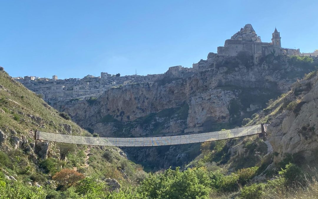 Riaperto il Ponte tibetano: completati i lavori di manutenzione che rendono di nuovo accessibile la passerella sospesa sul sentiero 406 che collega i Sassi al Parco della Murgia Materana