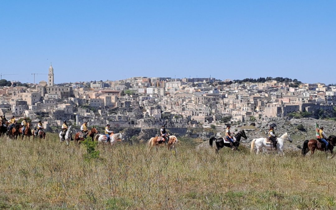 Murgia Timone, colpo d’occhio spettacolare: 180 tra amazzoni e cavalieri sullo sfondo dei Sassi per il ventiduesimo Raduno nazionale di Natura a Cavallo Città di Matera e Basilicata 2024